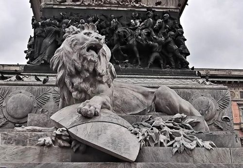 Liūtas, Statula, Paminklas