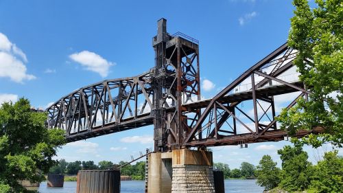 Mažai Roko, Arkansas, Tiltas, Traukinys