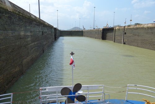 Užrakinti,  Panamos Kanalas