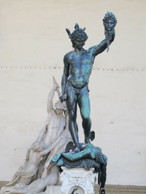 Loggia Dei Lanzit, Herojai, Medūzos Galva, Statula