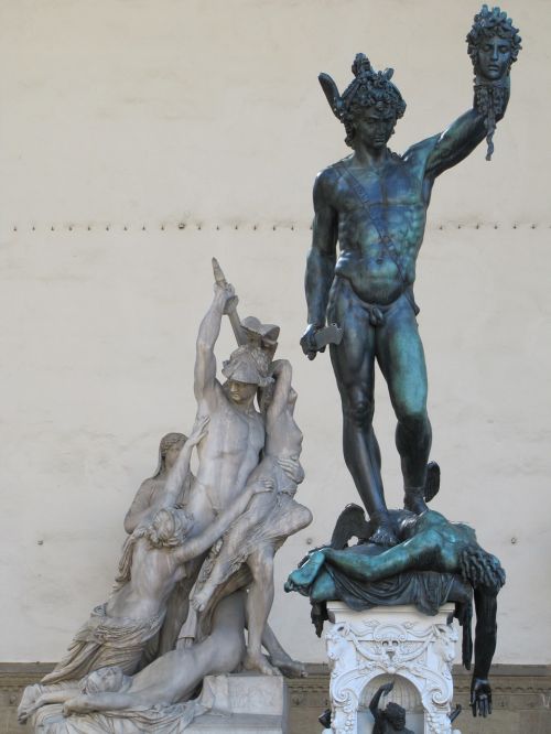 Loggia Dei Lanzit, Herojai, Medūzos Galva, Statula