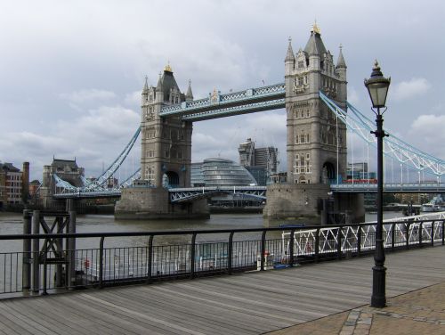Londonas, Bokšto Tiltas, Temzės Upė