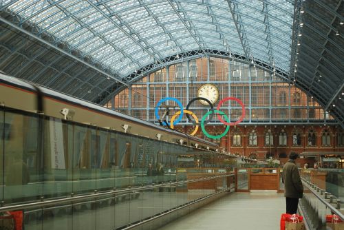 Londonas, Anglija, Didžioji Britanija, Traukinių Stotis, Depas, Platforma, Olimpinės Žaidynės, Simbolis, Interjeras, Masinis Tranzitas, Žmonės, Stiklas, Lubos, Architektūra, Geležinkelis, Geležinkelis, Gabenimas