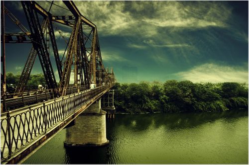 Ilgas Tiltas, Hanojus, Raudona Upė