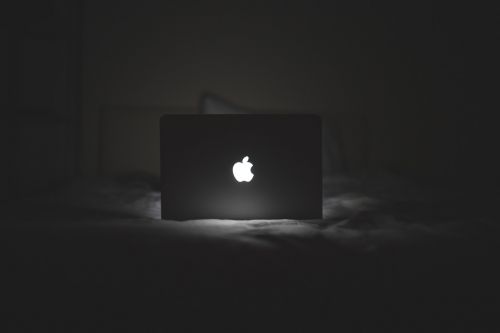 Macbook, Obuolys, Šviesa, Nešiojamas Kompiuteris, Kompiuteris, Naktis, Lova, Technologija