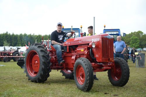 Traktoriaus Žmogus, Raudonasis Traktorius, Senas Traktorius