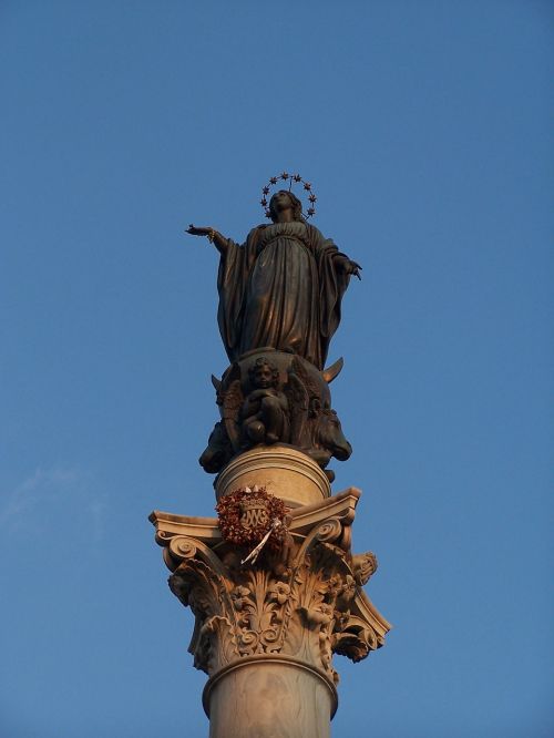 Mary, Statula, Religija