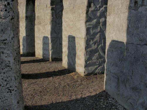 Maryhill, Stonehenge Replika, Šešėliai, Abstraktus