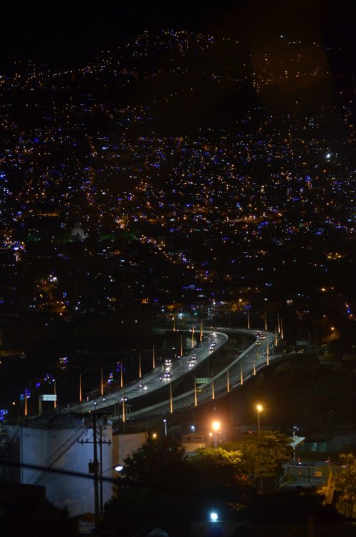 Medellín, Motina Laura Tiltas, Naktis
