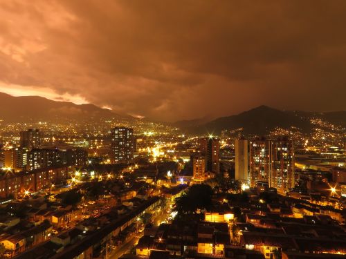 Medellín, Miestas, Saulėlydis, Miesto Kraštovaizdis, Medellin, Miesto, Kalnai, Pastatai, Kolumbija, Naktinis Matymas, Naktis, Turizmas, Architektūra