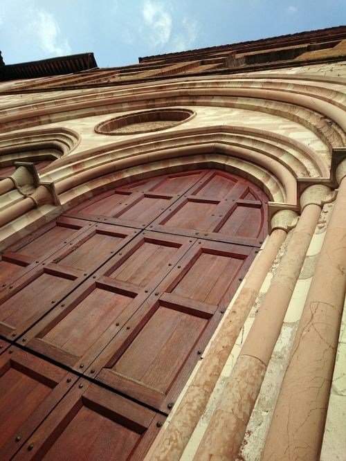 Viduramžių Miestas, Bažnyčios Durys, Architektūra, Fasadas