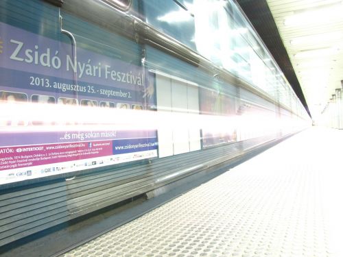 Metro, Ilgas Užrakto Greitis, Šviesa