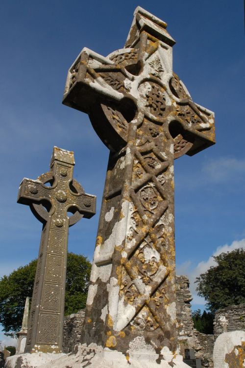 Vienuolynas, Airija, Akmeninis Kryžius