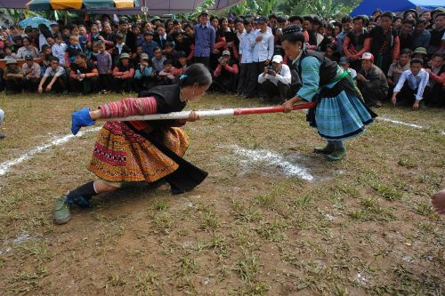 Hmong Merginos, Žaisti Vilkikas, Kaimo Festivalis