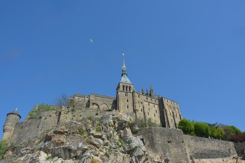 Mont Saint Michel,  Bay Of Mont-Saint-Michel,  Abbey,  Normandija,  Rocky Sala,  Dirbti,  Prancūzija,  Turizmo Svetainė,  Turistai,  Šventė,  Vaikšto,  Mėlynas Dangus