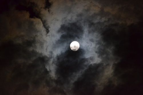 Mėnulis, Naktis, Tamsa