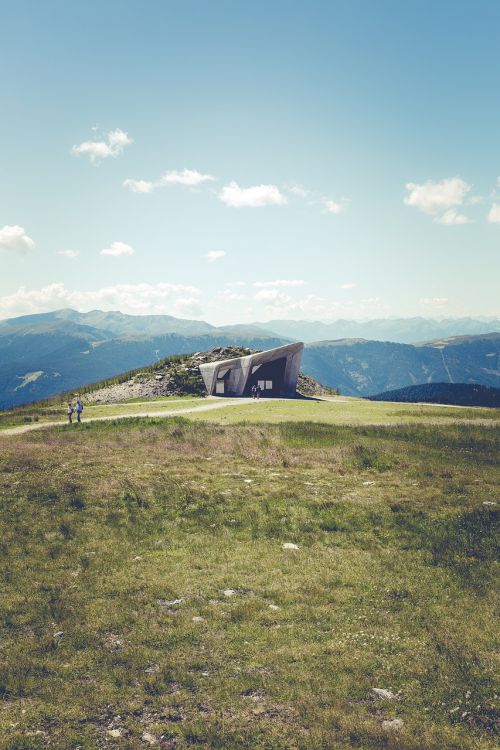 Daugiau, Kelionės Tikslas, Vaizdas, Požiūris, Kalnas, Laisvalaikis, Plato, Lankytinos Vietos, Turizmas, Šventė, Žygiai, Alpinizmas, Gamta, Gamtos Parkas, Miškas, Laukai, Kraštovaizdis, Rokas, Tolimas Vaizdas, Numatymas, Kalnai, Medžiai, South Tyrol, Alpių, Dolomitai, Italy, Šiaurės Italija, Reinhold, Messner, Mmm, Muziejus