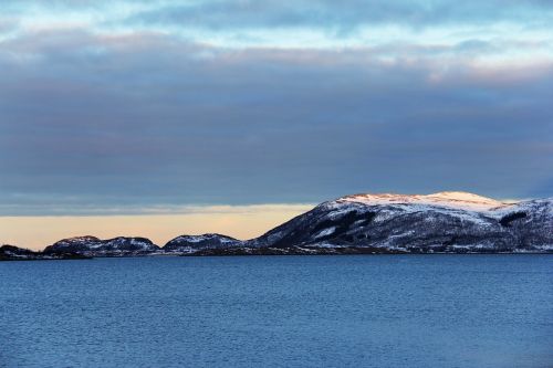 Rytas, Debesis, Mėlynas, Dangus, Vandenynas, Nuostabus, Gražus, Jūra, Fjordas, Sniegas, Kalnas, Žiema, Kelionė, Lauklines Kystferie, Kvaloya, Kviskysletta, Norvegija, Tromso, Skandinavija, Europa