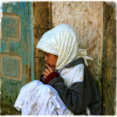 Marokas, Mergaitė, Vaikas, Žmogus, Liūdna Nuotaika, Mąstymas, Asmuo, Sėdi, Siena