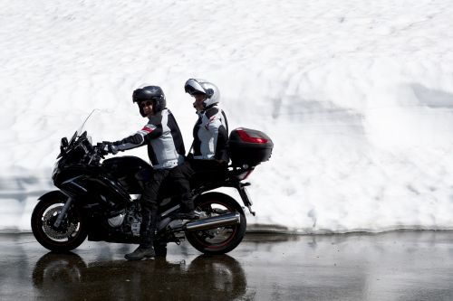 Motociklų Komanda,  Motociklas,  Vairuotojas,  Pillion,  Sniegas,  Ištirpinti Vandenį,  Važiuokite Atgal,  Alpinis