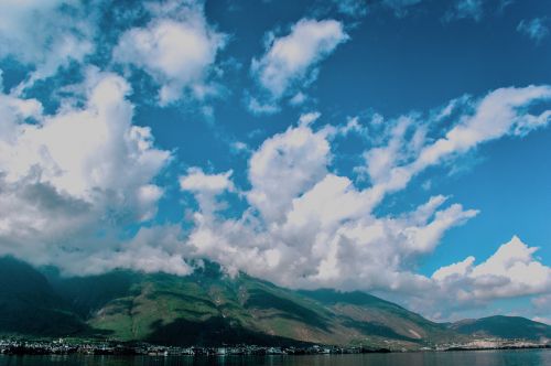 Kalnas, Baltas Debesys, Mėlynas Dangus, Erhai Ežeras, Yunnan Provincijoje