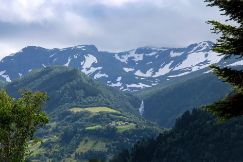 Kalnas, Debesys, Dangus, Antena, Kelionė, Gamta, Nuotykis, Kelionė, Sniegas, Balta, Žiema, Žalias, Medžiai, Žolė