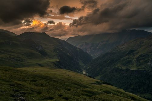 Kalnas, Highland, Žalias, Žolė, Dangus, Debesys, Tamsi, Kraštovaizdis, Gamta, Medžiai