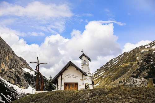 Kalnų,  Kraštovaizdis,  Kalnų Koplyčia,  Statyba,  Religija,  Pobūdį,  Snieguotas Kraštovaizdžio,  Snieguotas Kalnų,  Alpine Dekoracijos,  Kalnai,  Panorama,  Kalnų Bažnyčia,  Uolos,  Kirsti,  Debesys,  Bažnyčia