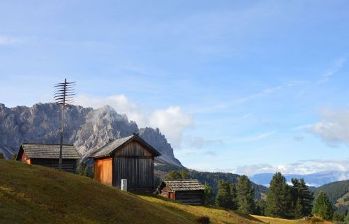 Kalnų Namelis, Dolomitai, Kalnų Pieva, Alpių, Kraštovaizdis, Kalnų Peizažas, Kalnai, Gamta, Namelis, Skalė, Stogas, Žygis, Rudens Šviesa