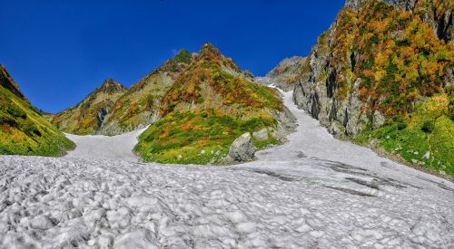 Kalnuotas Kraštovaizdis, Rudens Lapai, Sniegas, Blizgesio Forma, Šiaurės Alpės, Nacionalinis Parkas, Japonija