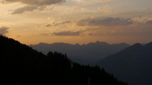 Kalnai, Pagal Amin Kalbasi, Saulėlydis, Tirol