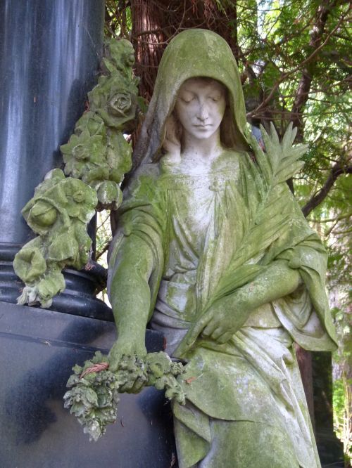 Gedulas,  Moterų Statula,  Kapinės