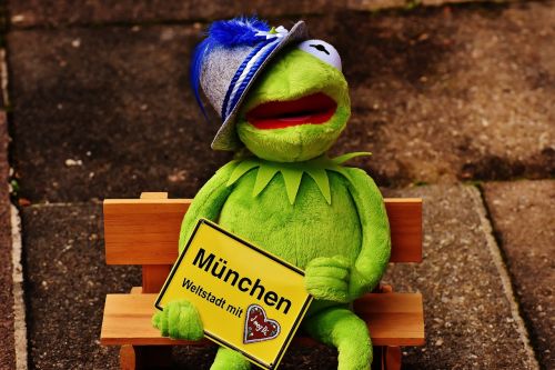 Munich, Bavarija, Kosmopolitinis Miestas, Kermit, Skrybėlę, Varlė, Minkštas Žaislas, Juokinga, Skydas, Bankas, Sėdėti, Miestas