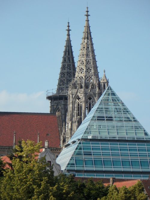 Münsteris, Bažnyčia, Ulmi Katedra, Pastatas, Architektūra, Kontrastas, Modernus Ir Senas, Piramidė, Stiklo Piramidė, Miesto Panorama, Um Kalbos Vaizdai, Struktūros, Ulm, Bokštas, Pažymėtas