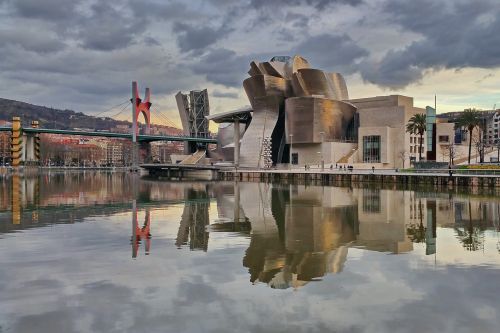 Muziejus, Guggenheimas, Bilbao, Pabrėžia, Architektūra, Veidrodis, Ria, Nervión, Bizkaia, Vizcaya, Euskadi, Turizmas, Tiltas, Lapelis, Frank Gehry, Gehry, Kraštovaizdis, Guggenheimo Muziejus, Dangus, Saulėlydis, Panorama