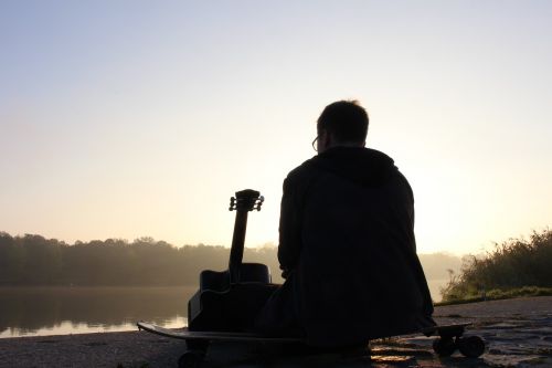 Muzikantas, Saulė, Laisvalaikis, Gitara, Vanduo, Out, Plaukti, Ežeras, Gamta, Gražus, Atgal Šviesa, Saulėtekis, Medis, Kraštovaizdis, Vakarinis Dangus, Pavasaris, Dangus, Uždaryti