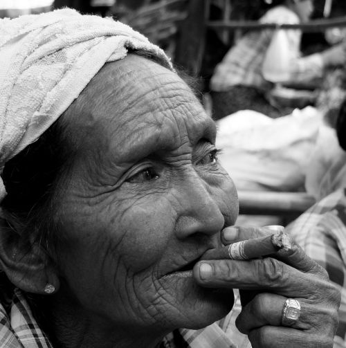 Mianmaras, Rūkymas, Grynas Birmananas, Veidas, Portretas, Atrodo, Akys, Moterys, Atspindintis