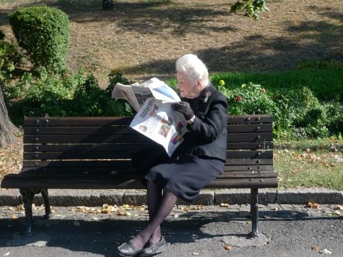 Laikraštis, Skaityti, Informuoti, Parko Suoliukas, Skaityti Laikraštį, Pagyvenusi Moteris, Močiutė