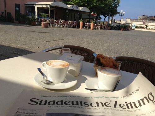 Laikraštis, Kavinė, Pusryčiai, Cappuccino, Süddeutsche Zeitung, Elba, Capo Liveri, Piazza