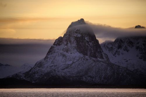 Norvegija, Raftsund, Laivas, Hurtigruten, Kalnai, Debesys, Žiema, Viduje Norvegijoje