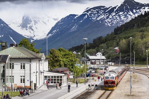 Norvegija, Andalsnes, Kraštovaizdis, Gamta, Dangus, Kelionė, Lauke, Fjordas, Vaizdingas, Kalnas, Turizmas, Peizažas, Žygiai, Pastatas, Sniegas, Europa, Turistinis, Aktyvus, Kuprinė, Kelionė