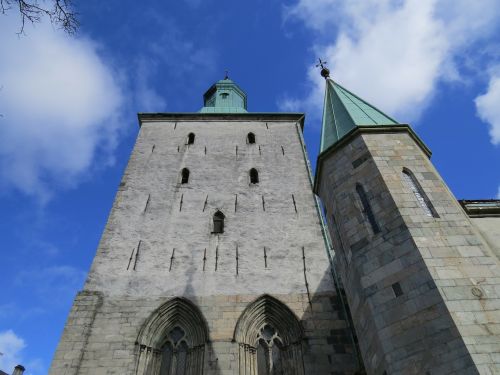 Norvegija, Pagrindinis Įėjimas Į Katedrą Bergene Balandžio Mėn ., Mėlynas Dangus Bergenas