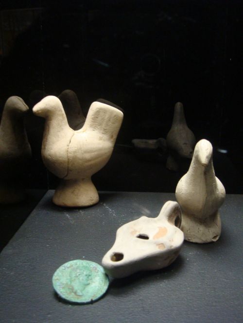 Aliejinė Lempa, Senovės Laikai, Muziejus, Paukščiai, Keramika
