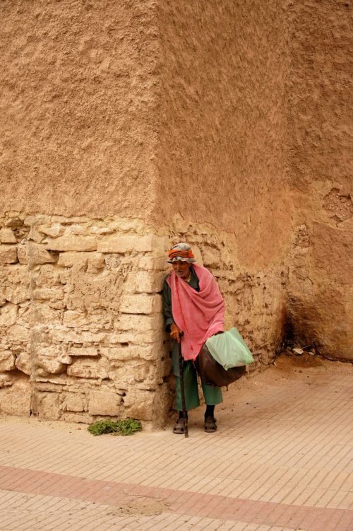 Senas Vyras, Marokas, Esaurija, Vaikščiojimas