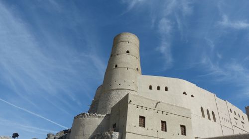 Oman, Tvirtovė, Pilis