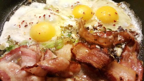 Omletas, Bacon, Pusryčiai