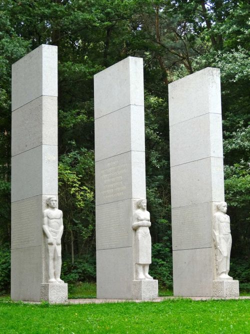 Karo Memorialas,  Markelo,  Paminklas,  Skulptūra,  Nyderlandai,  Stulpeliai,  Skaičiai,  Statulos