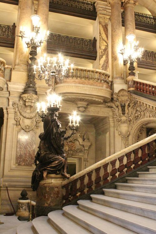 Opera, France, Vielinis Teatras, Parodyti Namą