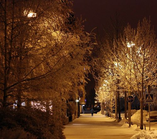 Oulu, Finland, Naktis, Vakaras, Gatvė, Medžiai, Asmuo, Šaligatvis, Žiema, Sniegas, Ledas, Žibintai, Apšvietimas, Lauke, Pastatai, Šaltas