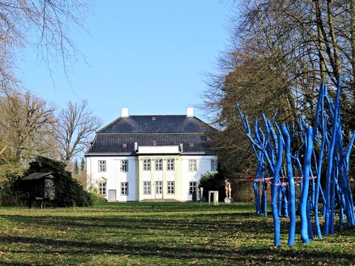 Palais,  Iš Augustenborg Pilis,  Danija,  Priede,  Parkas,  Skulptūrų Parkas,  Meniniai Skulptūros,  Modernus,  Mėlynos Medžiai Pirmajame Plane,  Įdomus